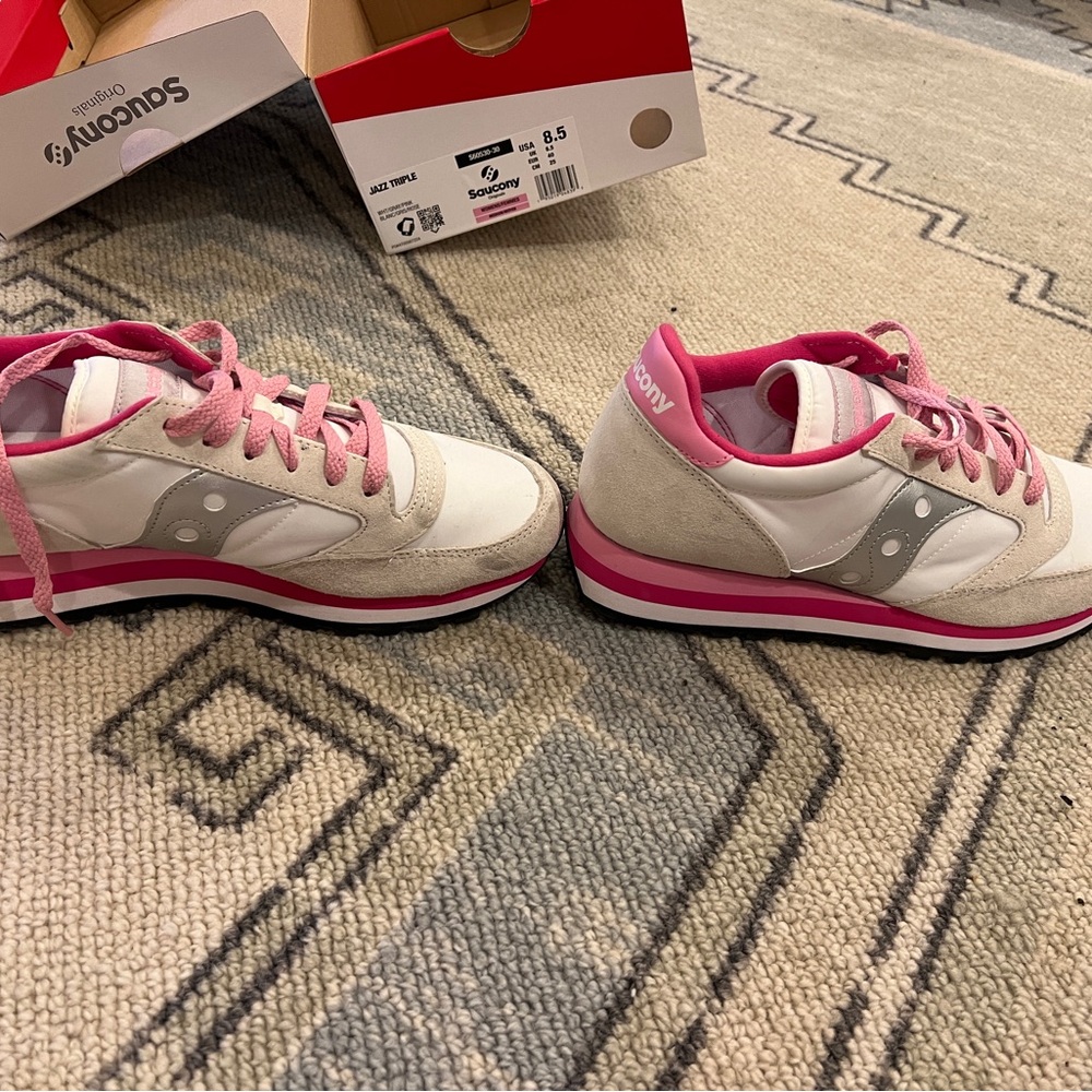 Saucony jazz pink sneakers size 8.5